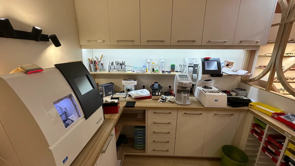 Atelier technique avec meuleuse et outils d'ajustement