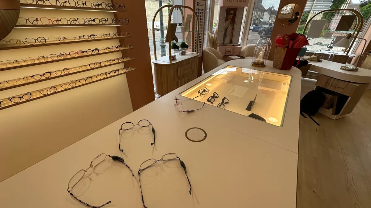 Comptoir d'essayage avec montures sélectionnées