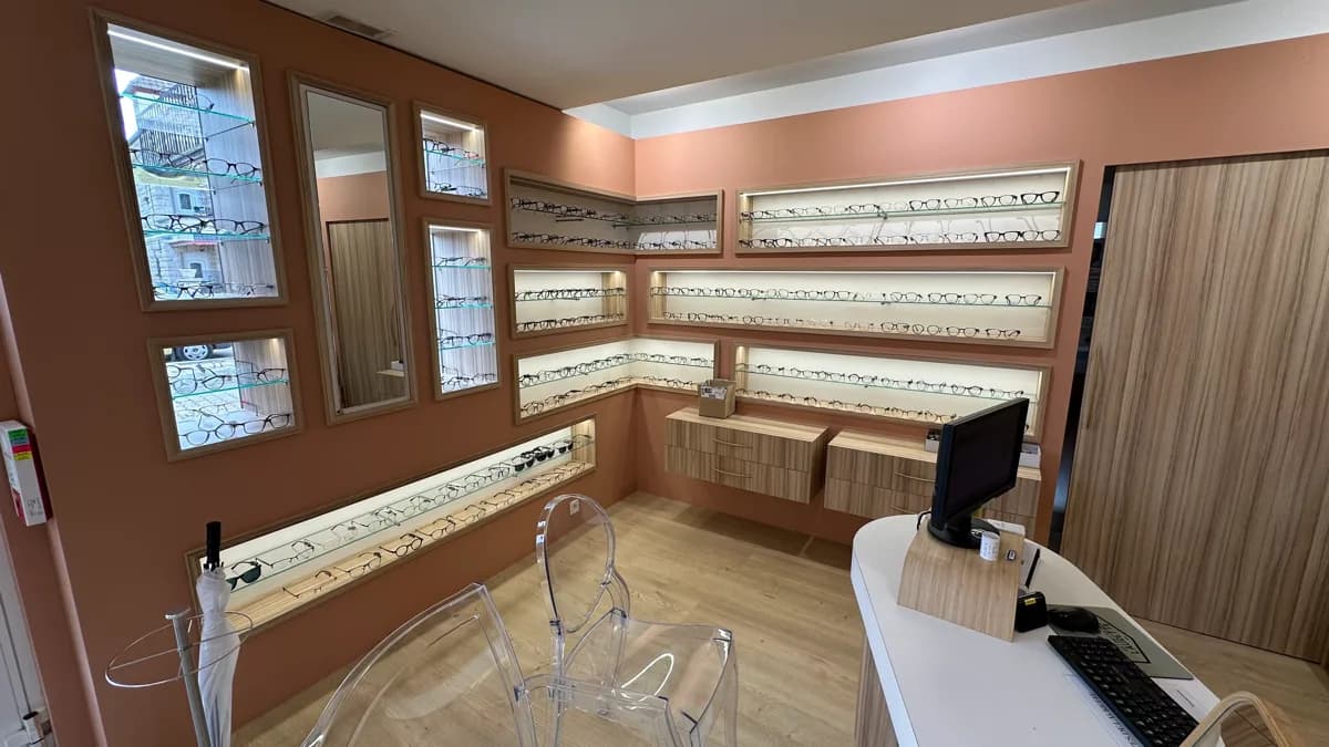 Espace conseil avec vitrines éclairées et bureau