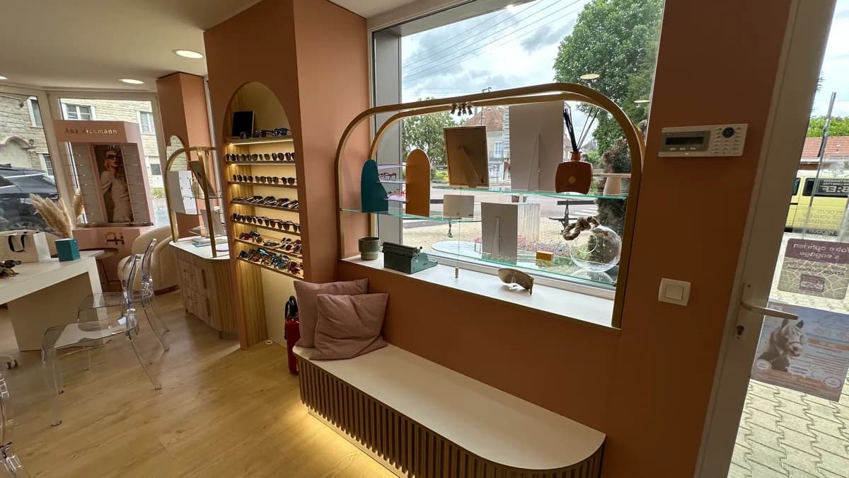 Coin salon avec vitrine donnant sur rue et banquette