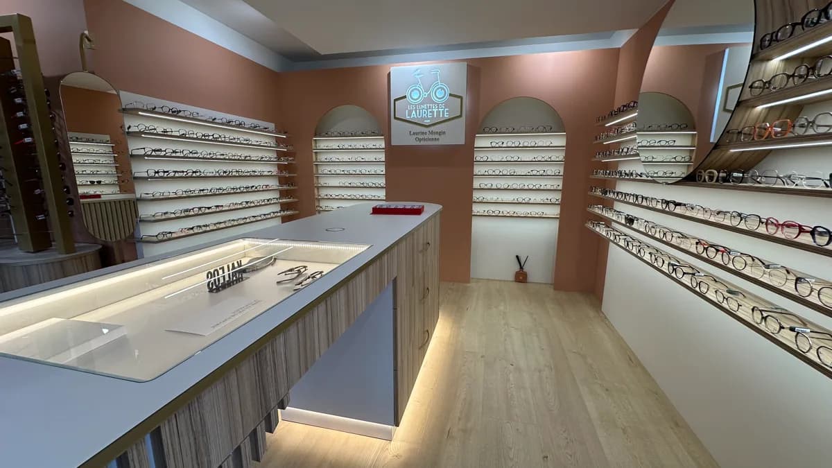 Vue d'ensemble de la boutique avec comptoir, logo et collections