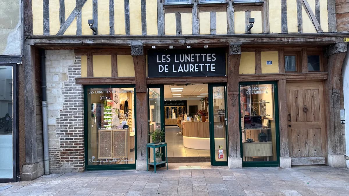 Façade de la boutique Les Lunettes de Laurette, rue Émile Zola à Troyes