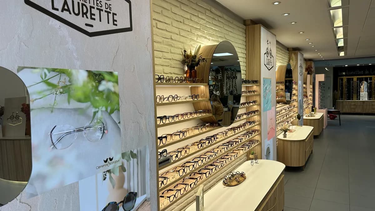 Mur de collections de lunettes de vue dans la boutique de Troyes