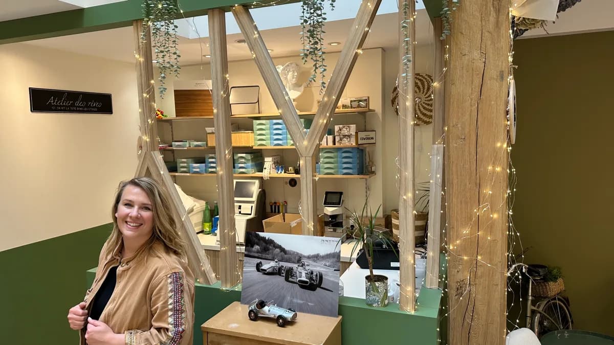 Laurette devant l'atelier de la boutique de Troyes