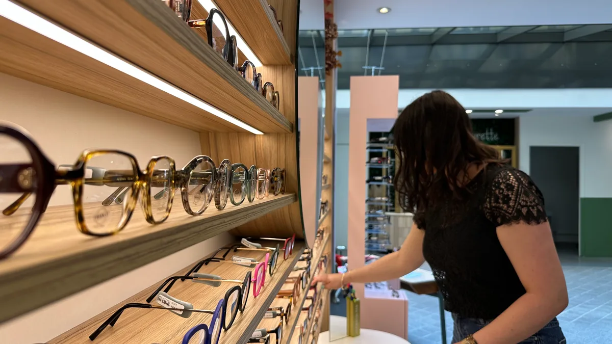 Présentoir de montures avec conseil personnalisé chez Les Lunettes de Laurette