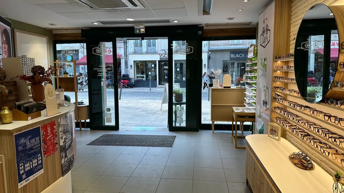 Vue intérieure depuis l'entrée de la boutique de Troyes