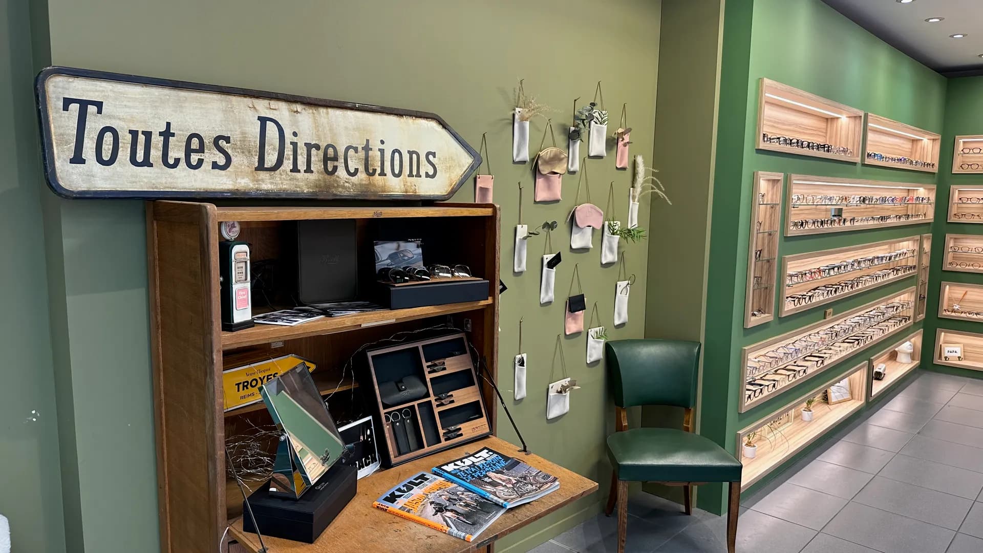 Intérieur chaleureux de la boutique Les Lunettes de Laurette