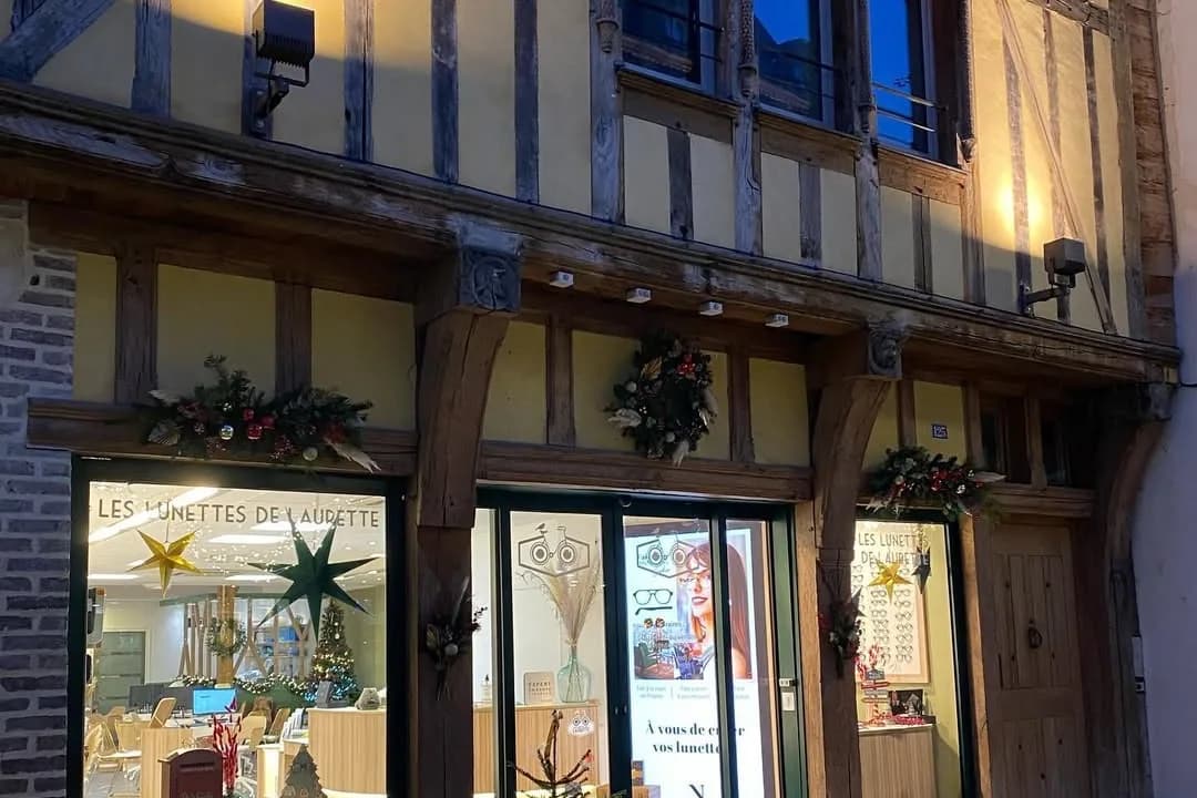 Façade à colombages de la boutique Les Lunettes de Laurette à Troyes, rue Émile Zola