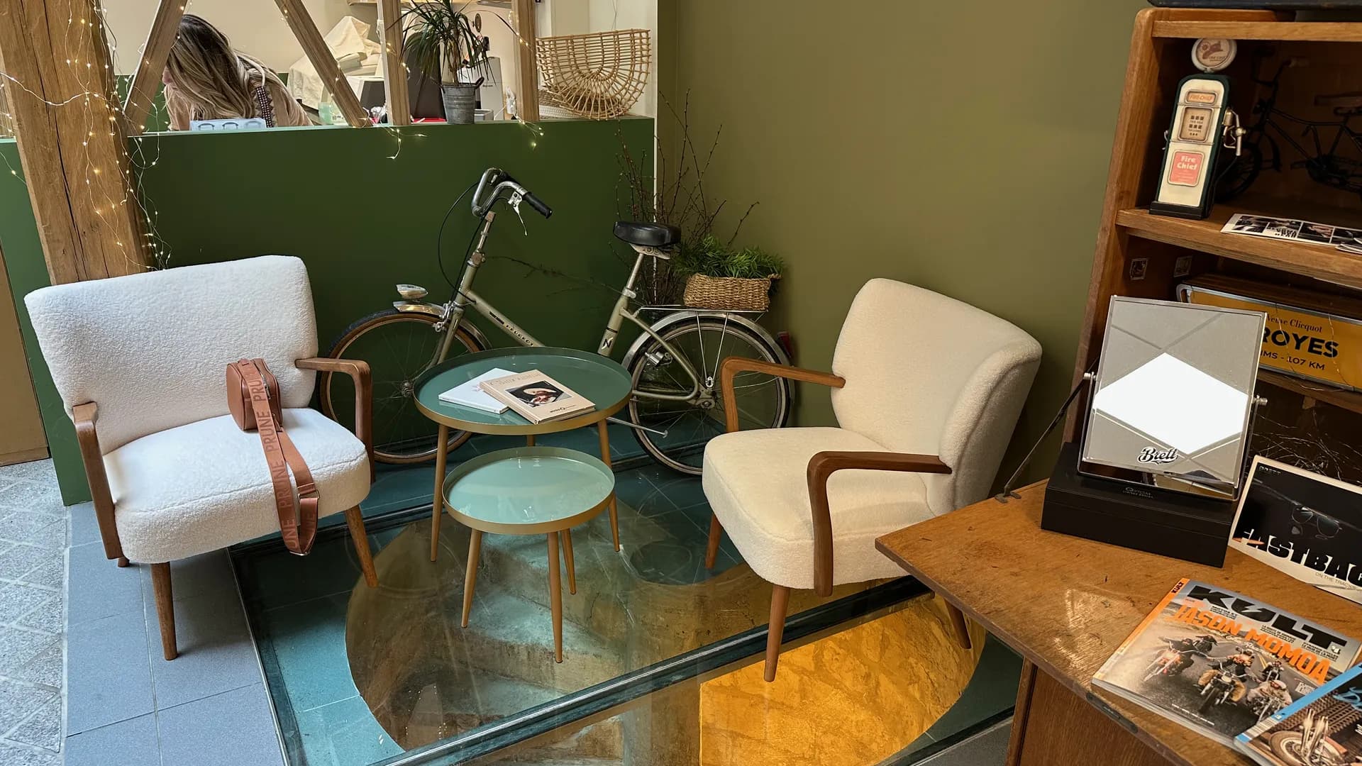 Intérieur chaleureux de la boutique Les Lunettes de Laurette