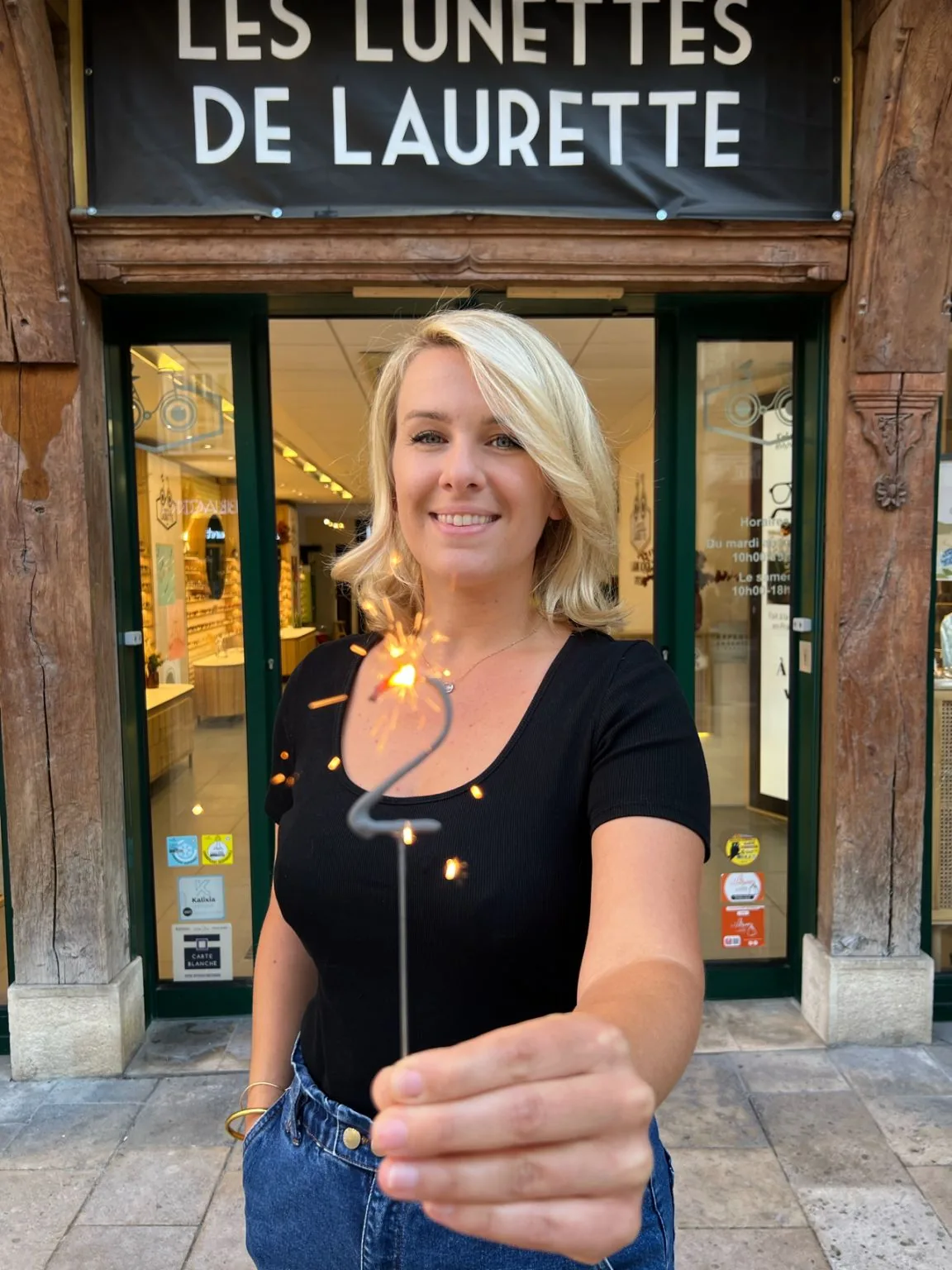 Laurine Mongin, fondatrice des Lunettes de Laurette, devant sa boutique de Troyes