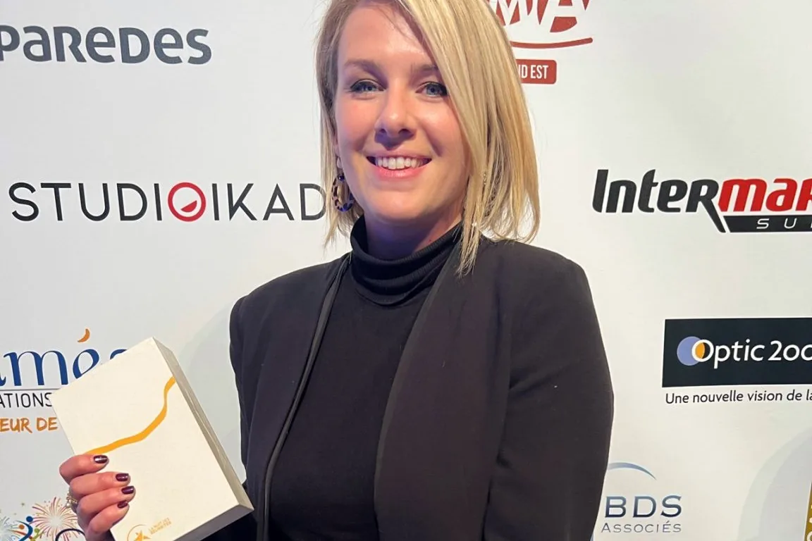 Laurine Mongin reçoit le Trophée de l'entreprise au féminin lors de la Nuit des Réussites 2022